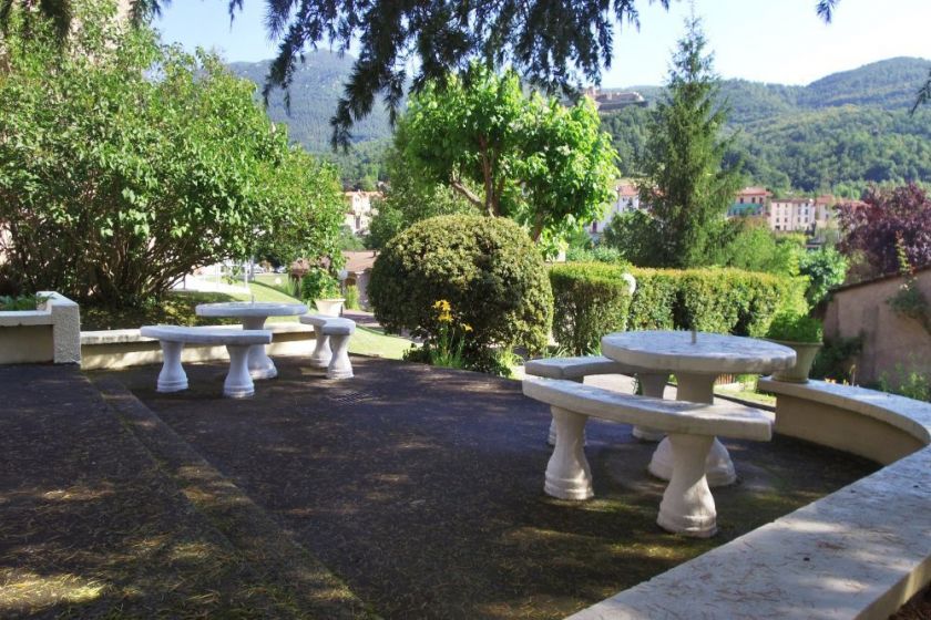 Terrasse sous les arbres