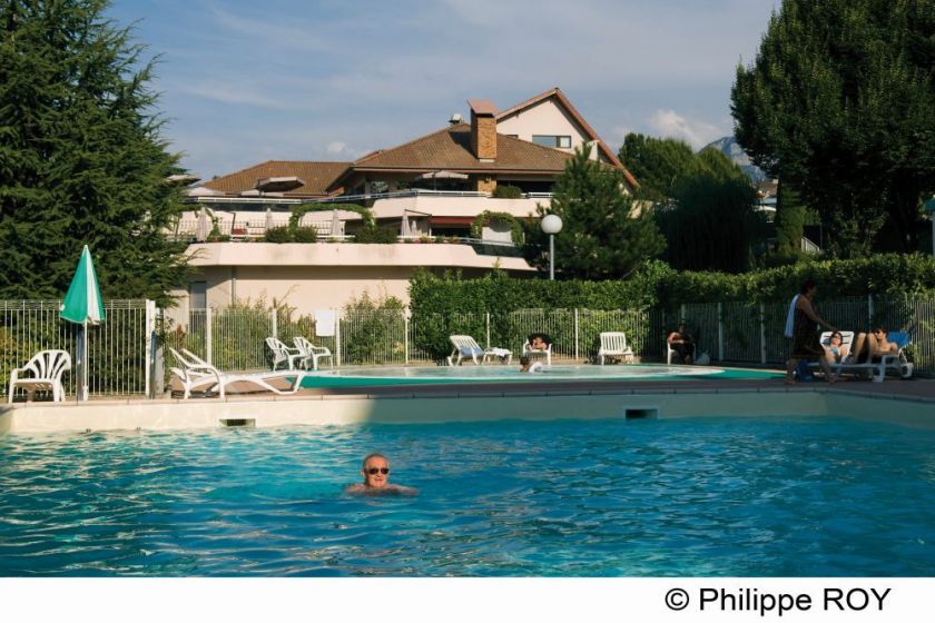 Piscine extérieure avec bassin pour enfants