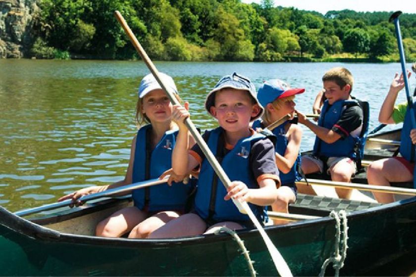 Sortie sur le lac pour les enfants