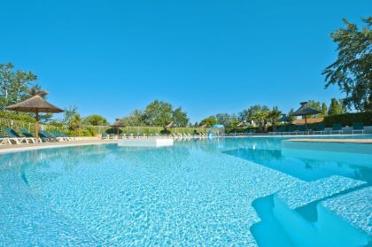 Appréciez le soleil du Gard au bord de la piscine