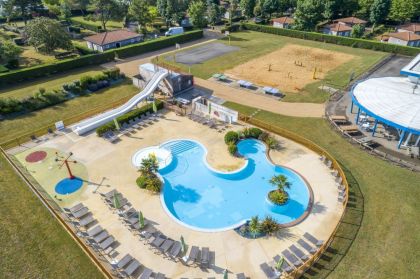 Bain à remous, toboggan pentaglisse, jeux aquatiques et plage