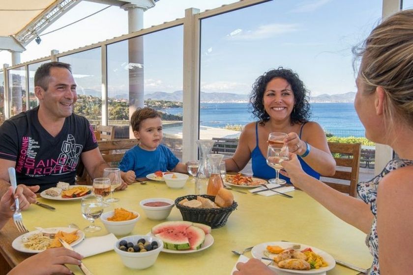 Repas avec vue sur la Méditerranée