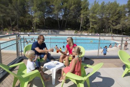 Profitez de la terrasse de la piscine