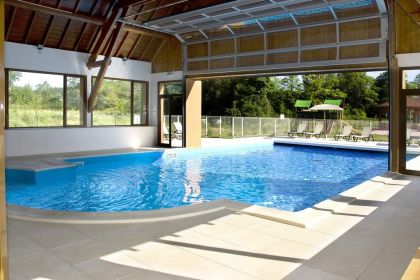 La piscine semi-couverte et chauffée de la résidence Le Clos des Vignes