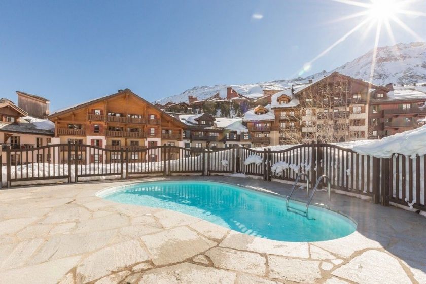 Une piscine extérieure de la Résidence Pierre & Vacances Premium Le Village à Arc 1950