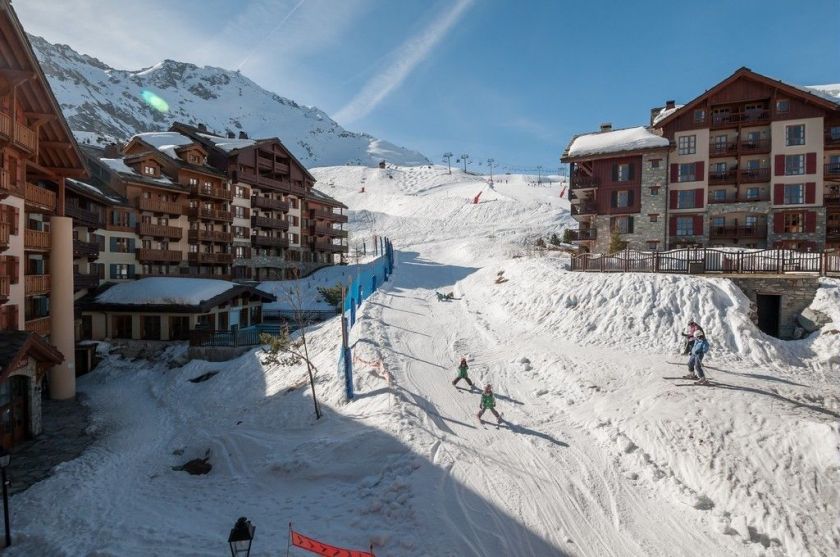 La station et les pistes vues depuis un balcon du bâtiment Le Hameau des Glaciers