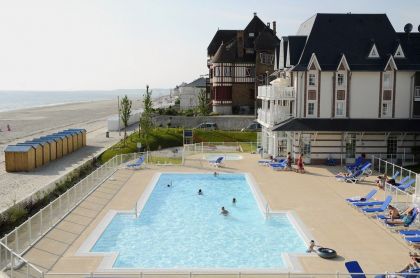 La piscine extérieure chauffée de juin à septembre et la Résidence avec vue sur la mer !