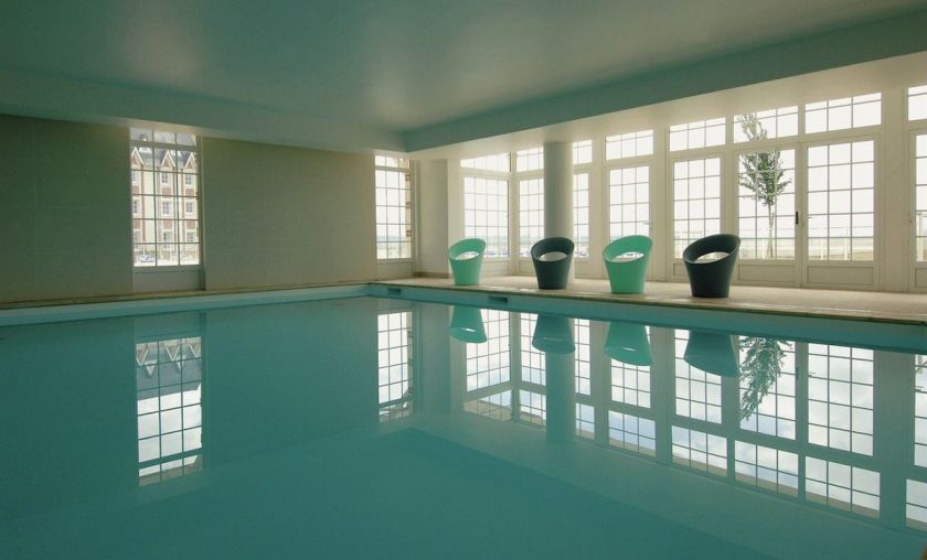 La piscine intérieure de la Résidence La Plage pour se baigner par tous les temps !