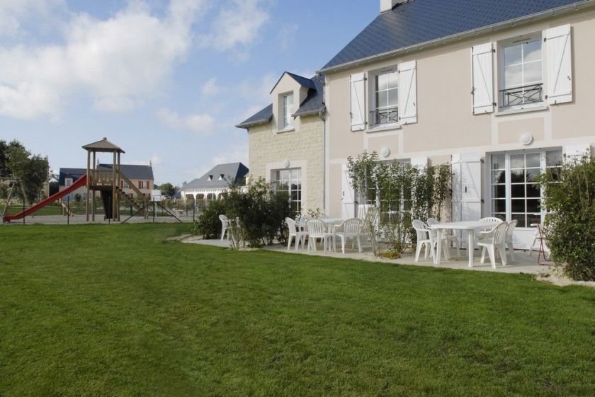 Les maisons familiales de la Résidence Le Green Beach et leurs terrasses aménagées