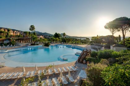 La piscine du Village Club Cap Esterel et la vue sur la mer