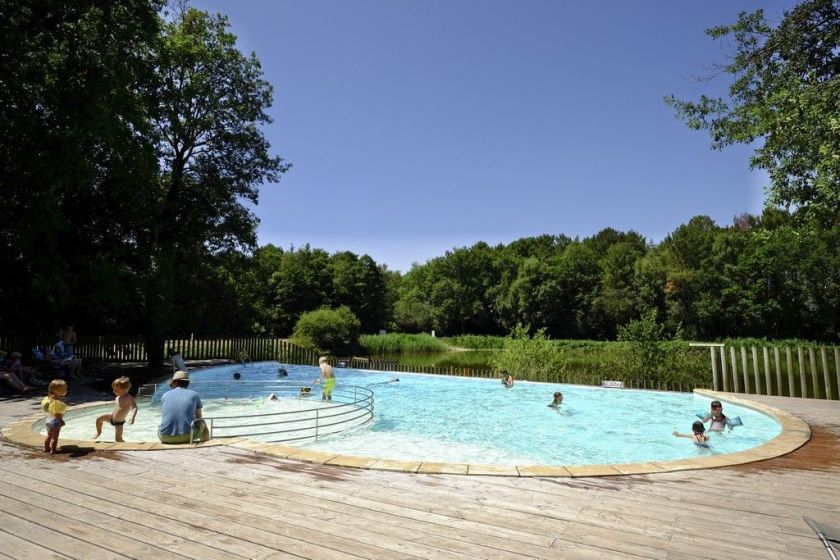 La piscine extérieure chauffée d'Huttopia Rillé en famille