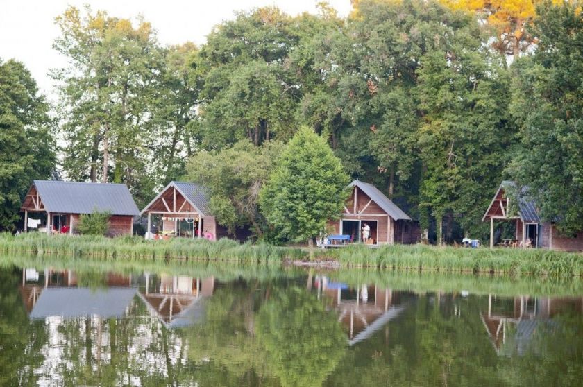 Le lac Rillé de 30 hectares, pour un séjour nature en famille