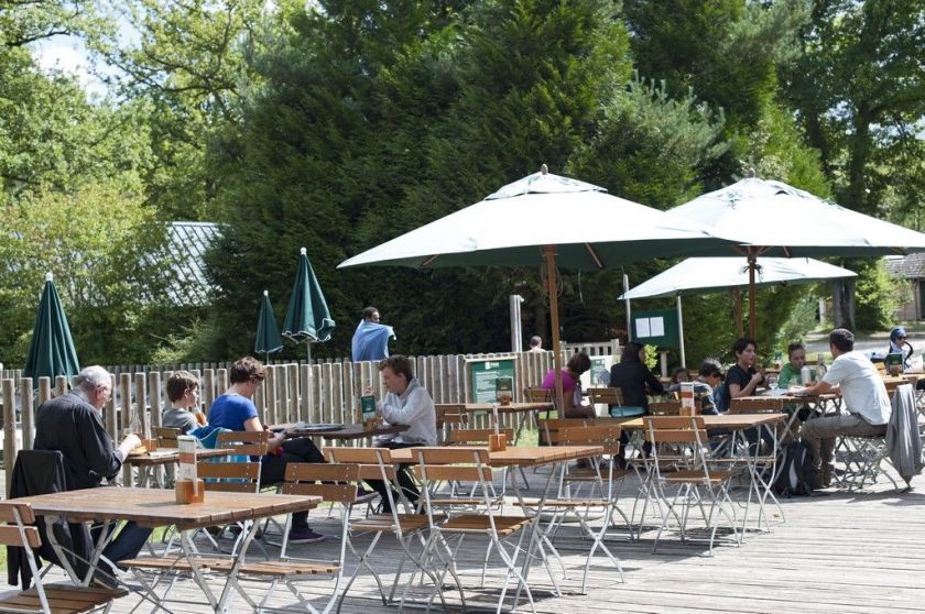 La terrasse du café restaurant d'Huttopia Rambouillet, appréciable en été