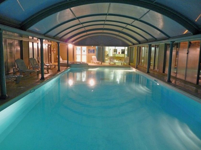 La piscine couverte et chauffée du Hameau de Peemor Pen