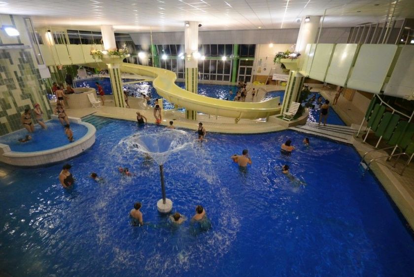 La piscine tropicale intérieure de la station d'Orcières, lors de la nocturne