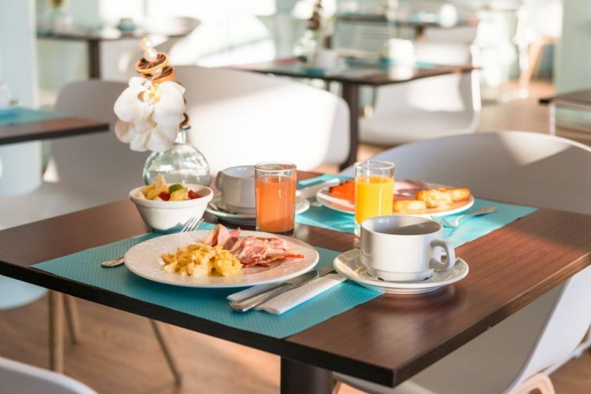 Buffet du petit-déjeuner alliant des produits sucrés/salés