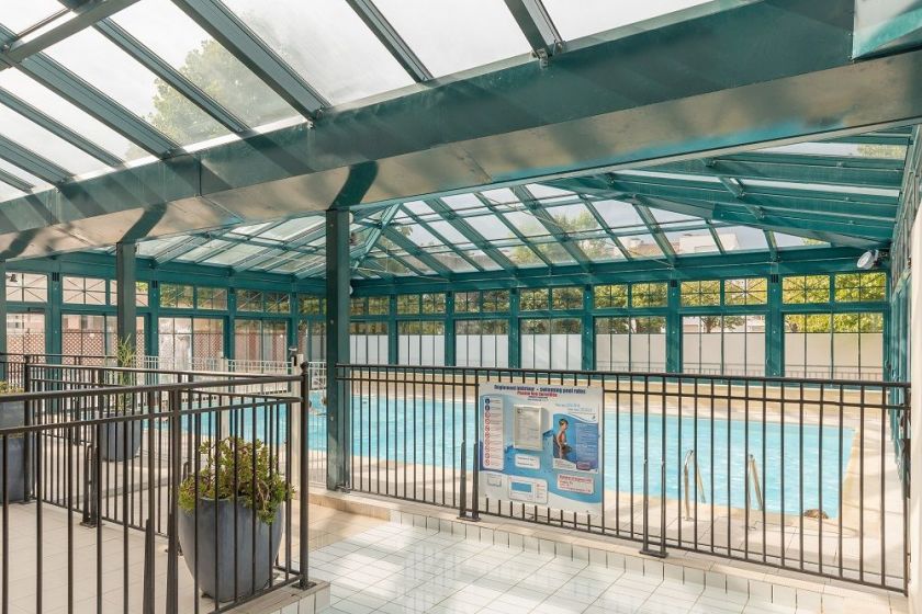 Piscine intérieure chauffée et sécurisée