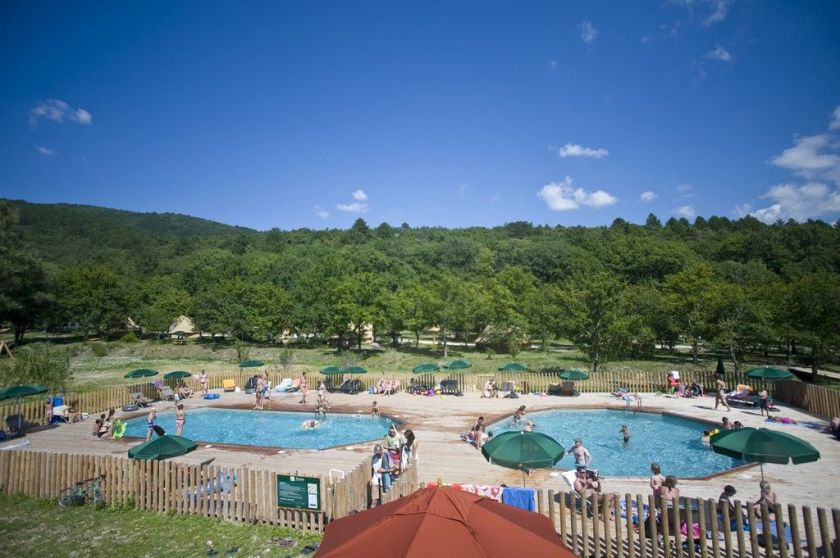 Les piscines extérieures d'Huttopia Dieulefit dans la Drôme