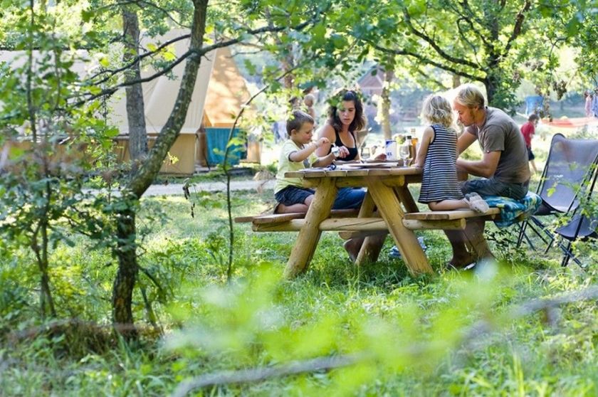 Huttopia Dieulefit : nature et détente en famille !