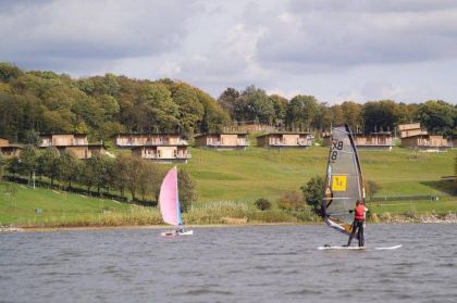 Des Véliplanchistes sur le lac du Valjoly