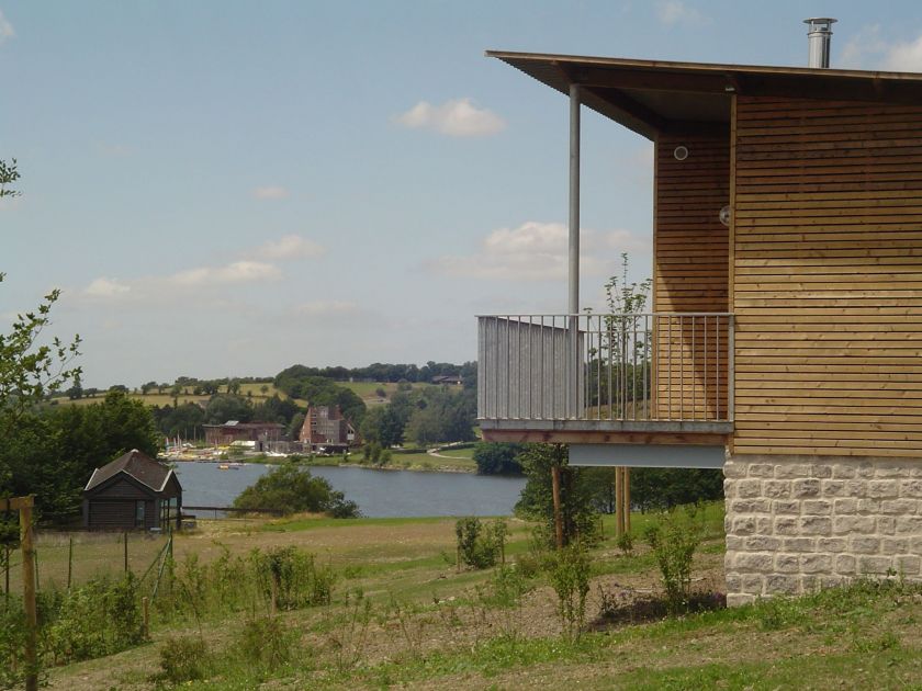 Les cottages sont construits en bois et pierre