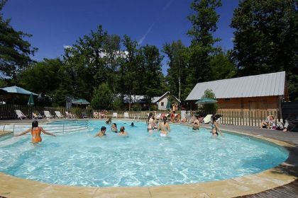 La piscine extérieure chauffée avec barrière de protection