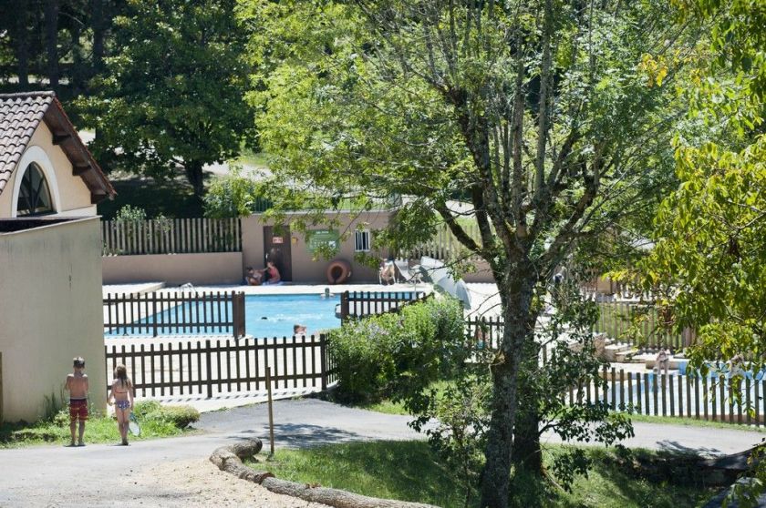 Les piscines extérieures du camping Indigo Sarlat en Dordogne