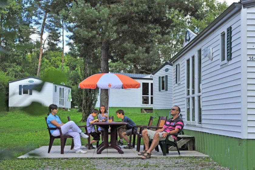 70 pavillons de deux niveaux et 12 mobile-homes