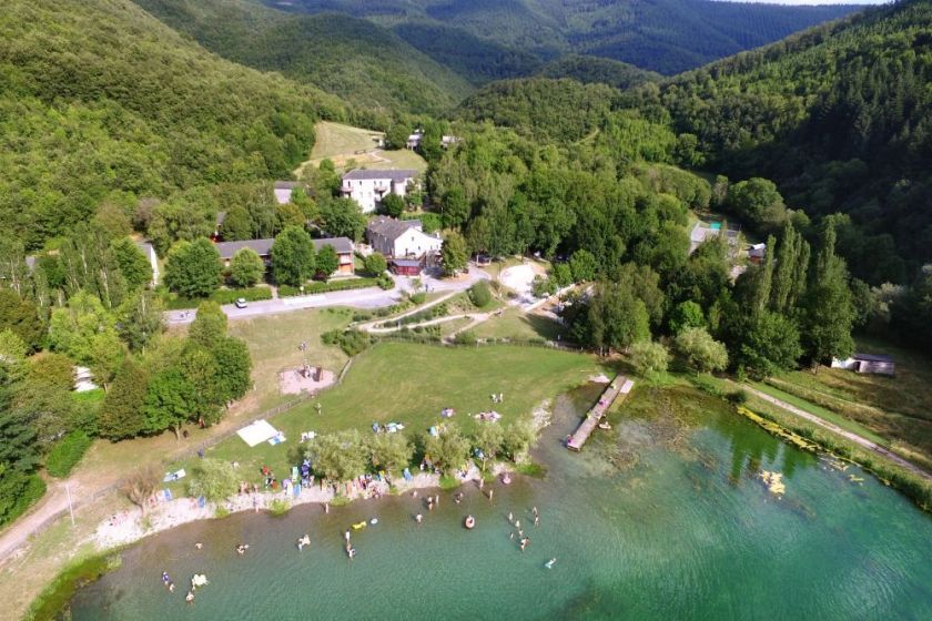 La plage verte aménagée  pour se baigner en famille