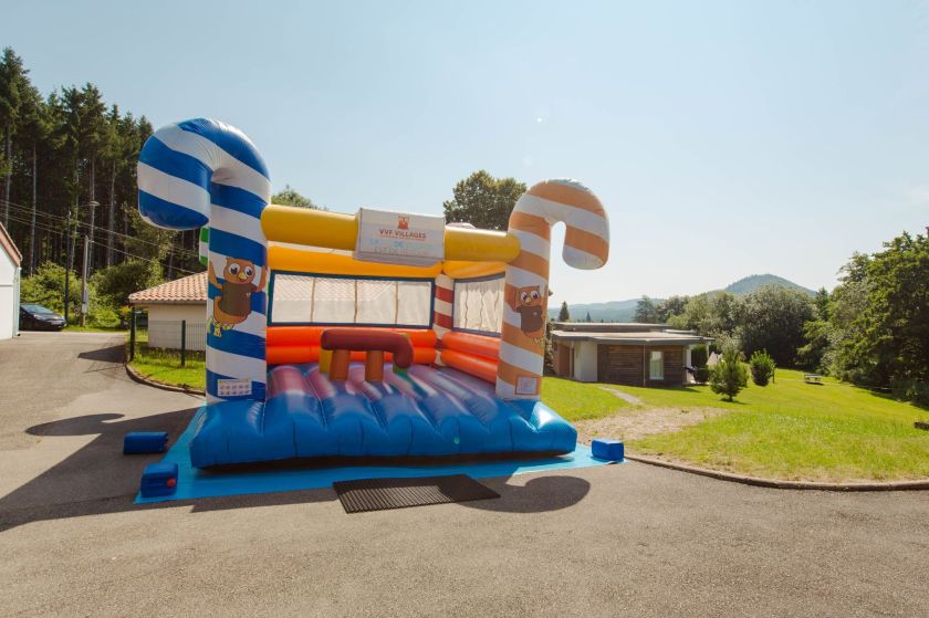 L'aire de jeux pour que les enfants s'amusent