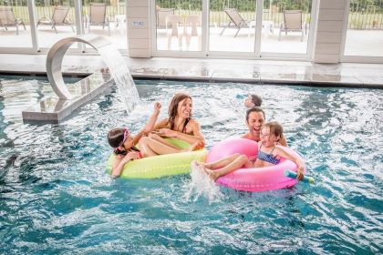 Passez un moment en famille dans la piscine du B'O Resort