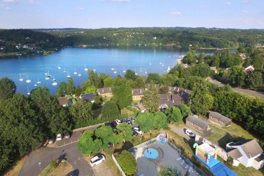 Base nautique et plage de Chambon sur le lac d'Éguzon à 300 m